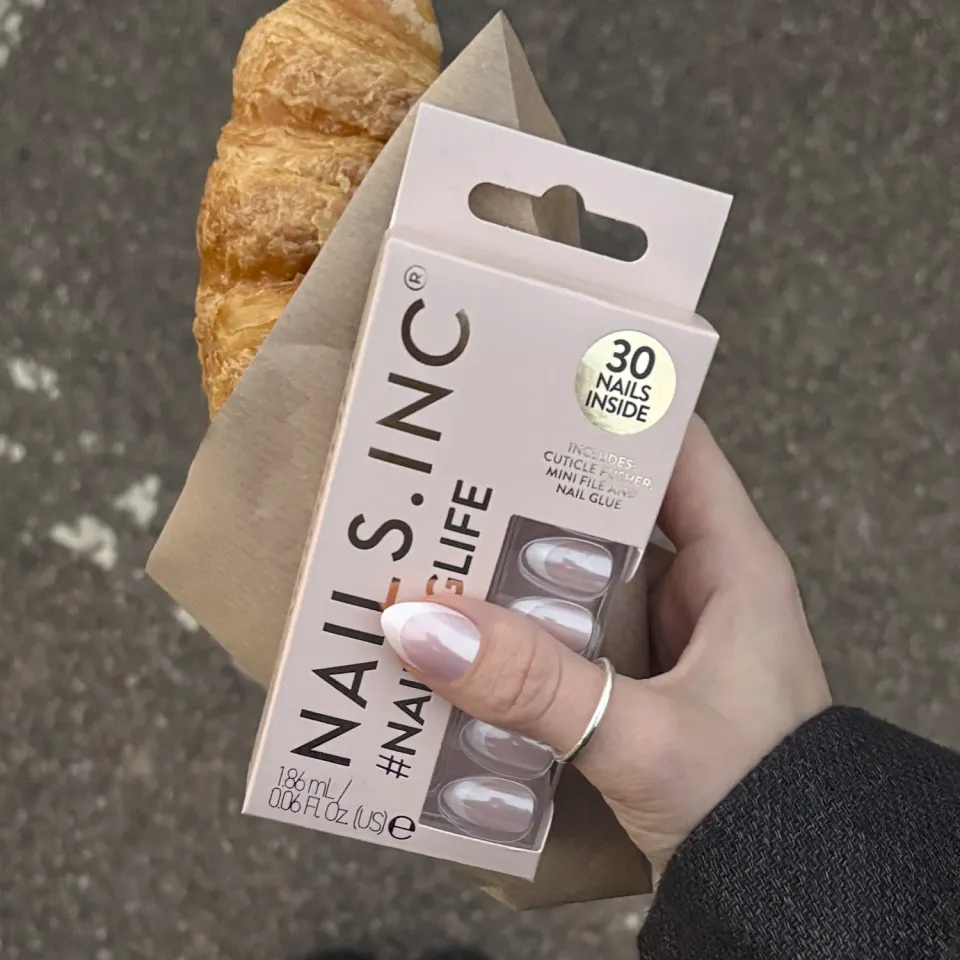 Nails Inc London All Out Olivia press-on negler french