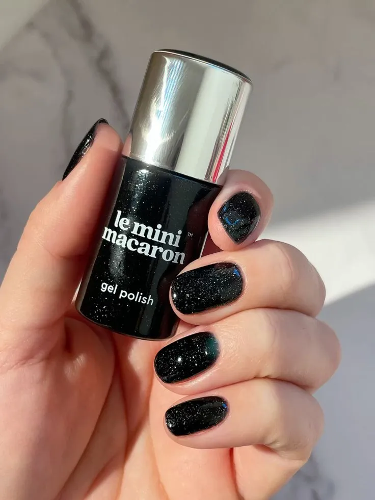 Le Mini Macaron Magie Noire gellakk 8,5 ml svart glitter