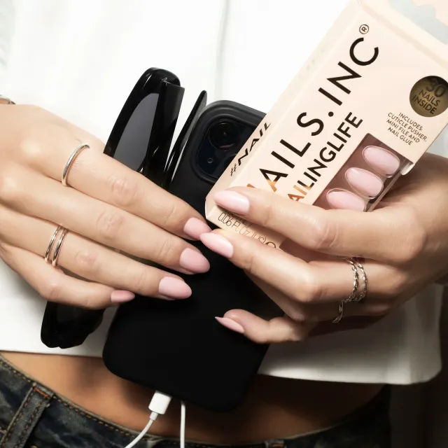 Nails Inc London Totally Taylor press-on negler klassisk rosa