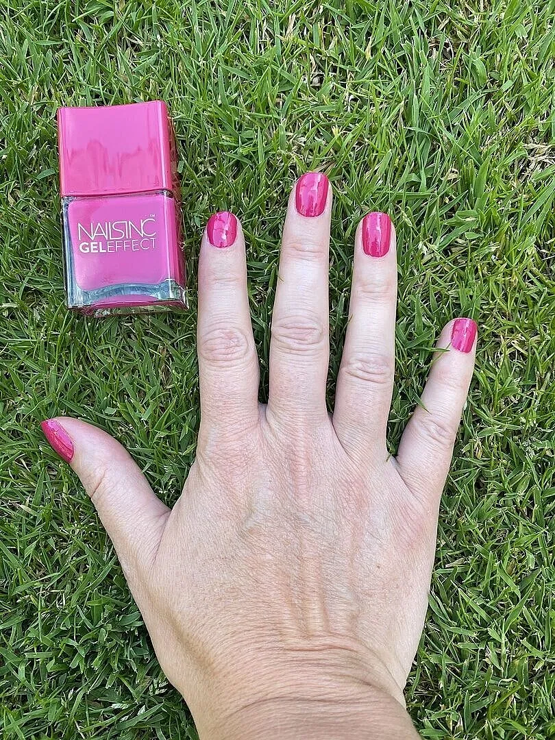 Nails Inc London Chelsea Grove gel effekt neglelakk rød