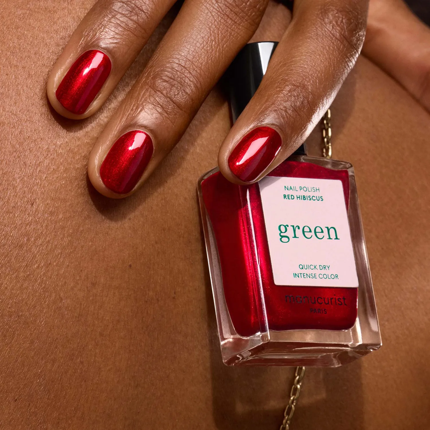 Manucurist Green neglelakk Red Hibiscus skimrende
