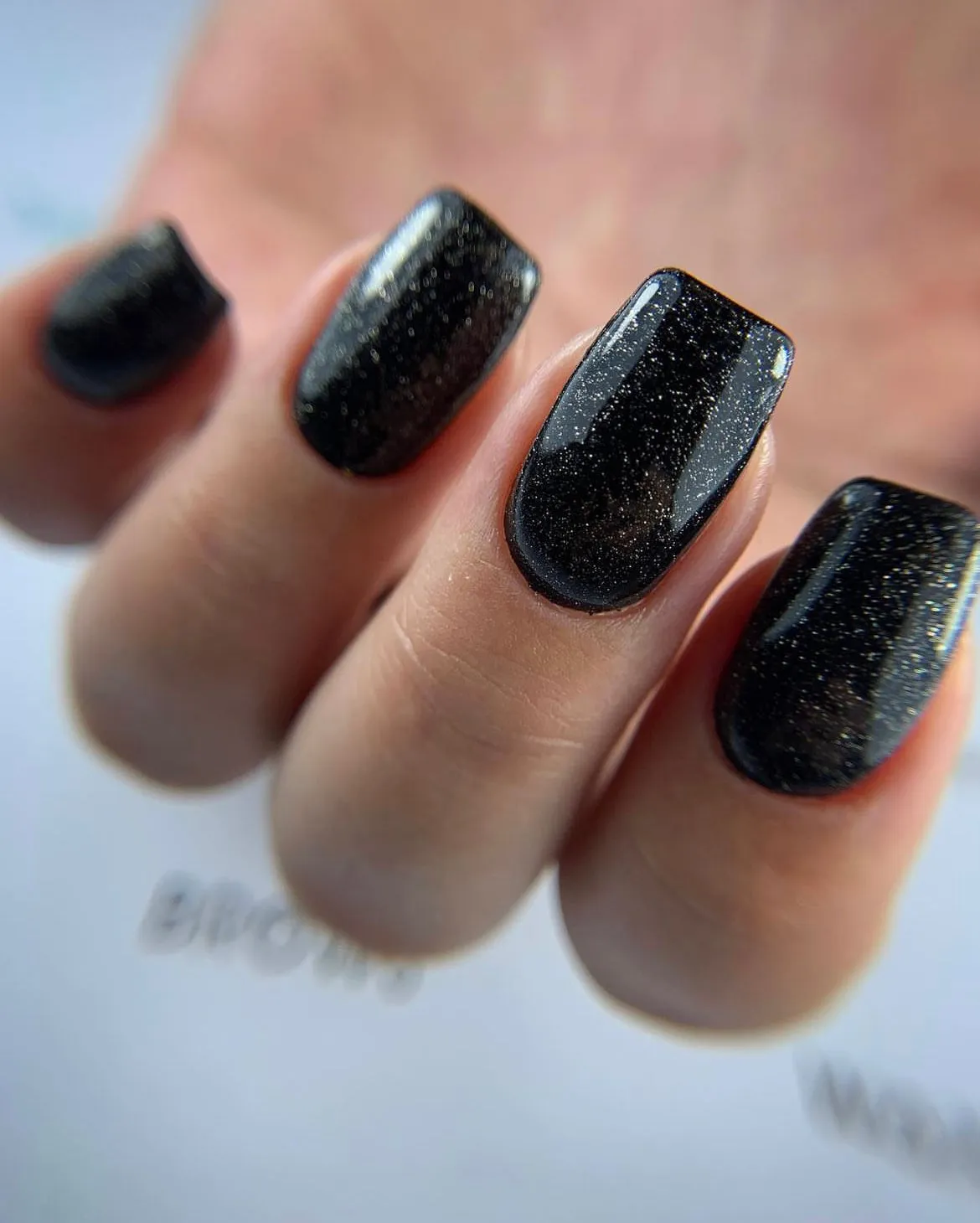 Light Elegance Tall, Dark and Handsome glittergel 10 ml svart