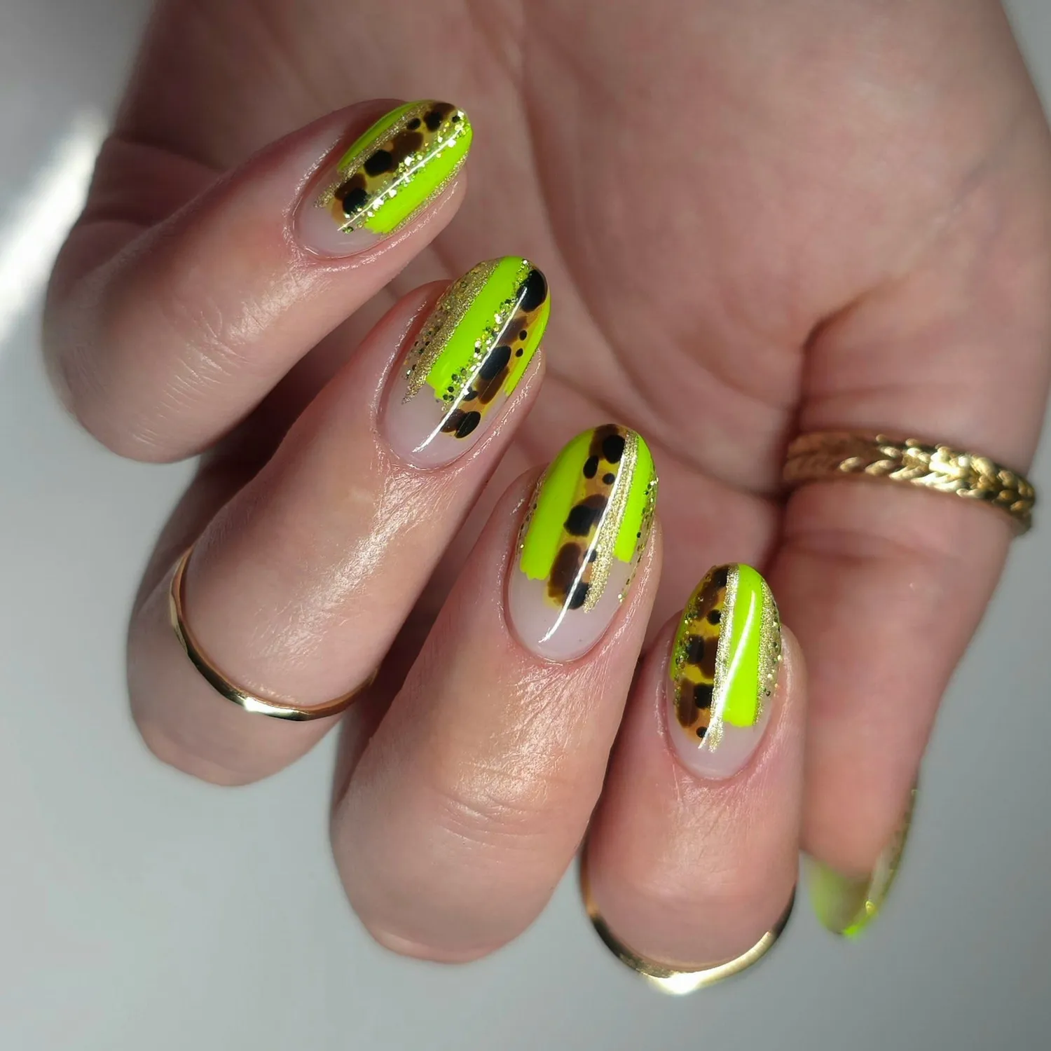 Light Elegance ButterCream Groovy Green gel neglelakk neongrønn