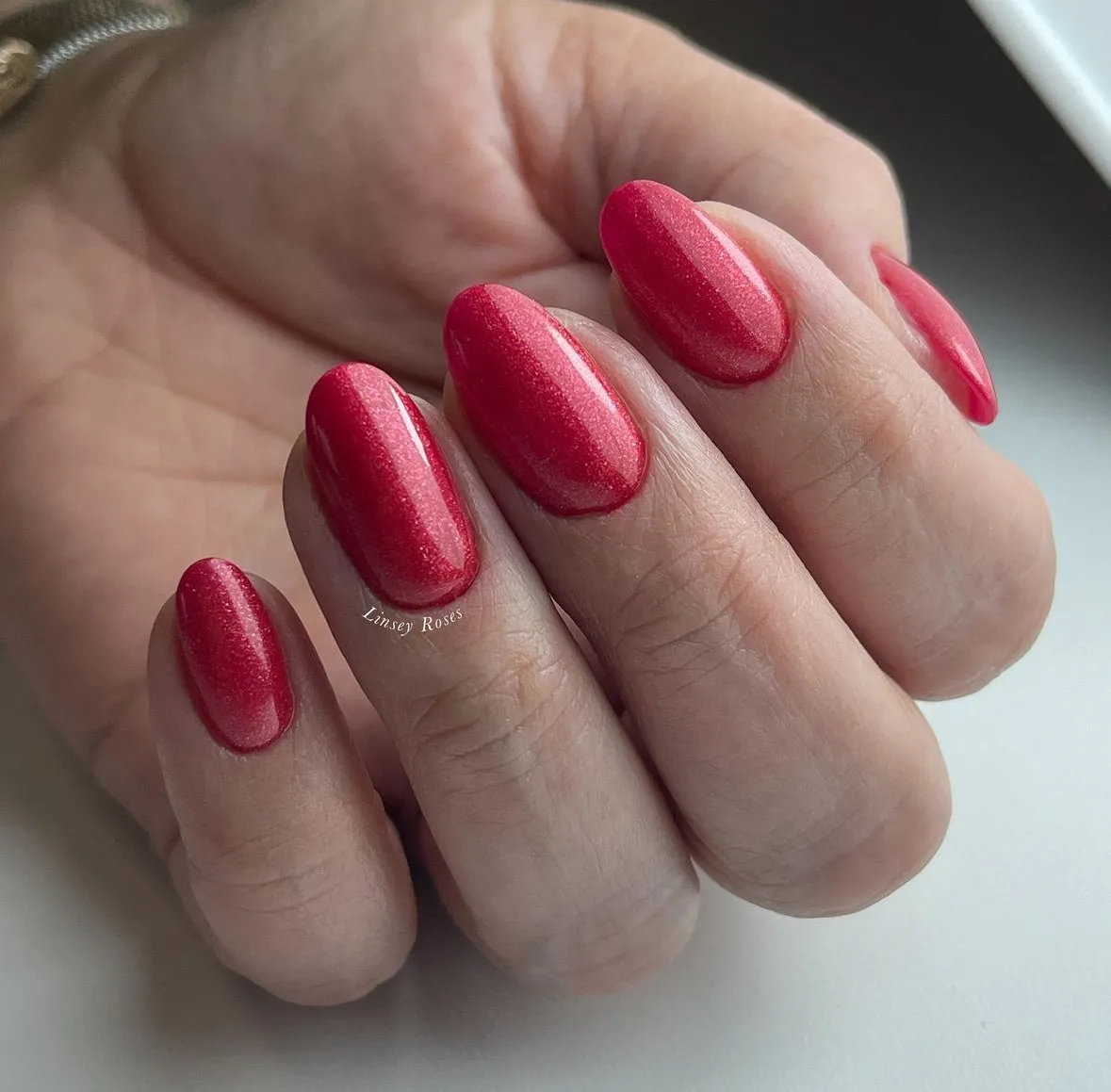 Light Elegance P+ Curtain Call gel polish 10 ml rød shimmer