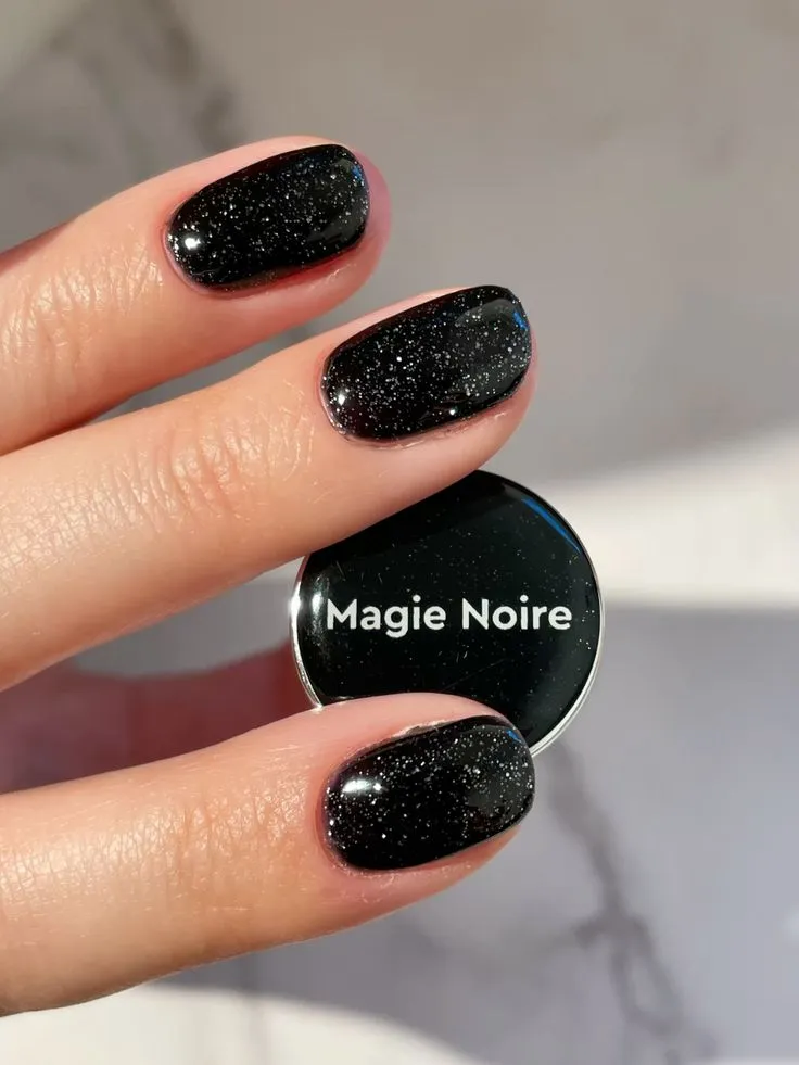 Le Mini Macaron Magie Noire gellakk 8,5 ml svart glitter