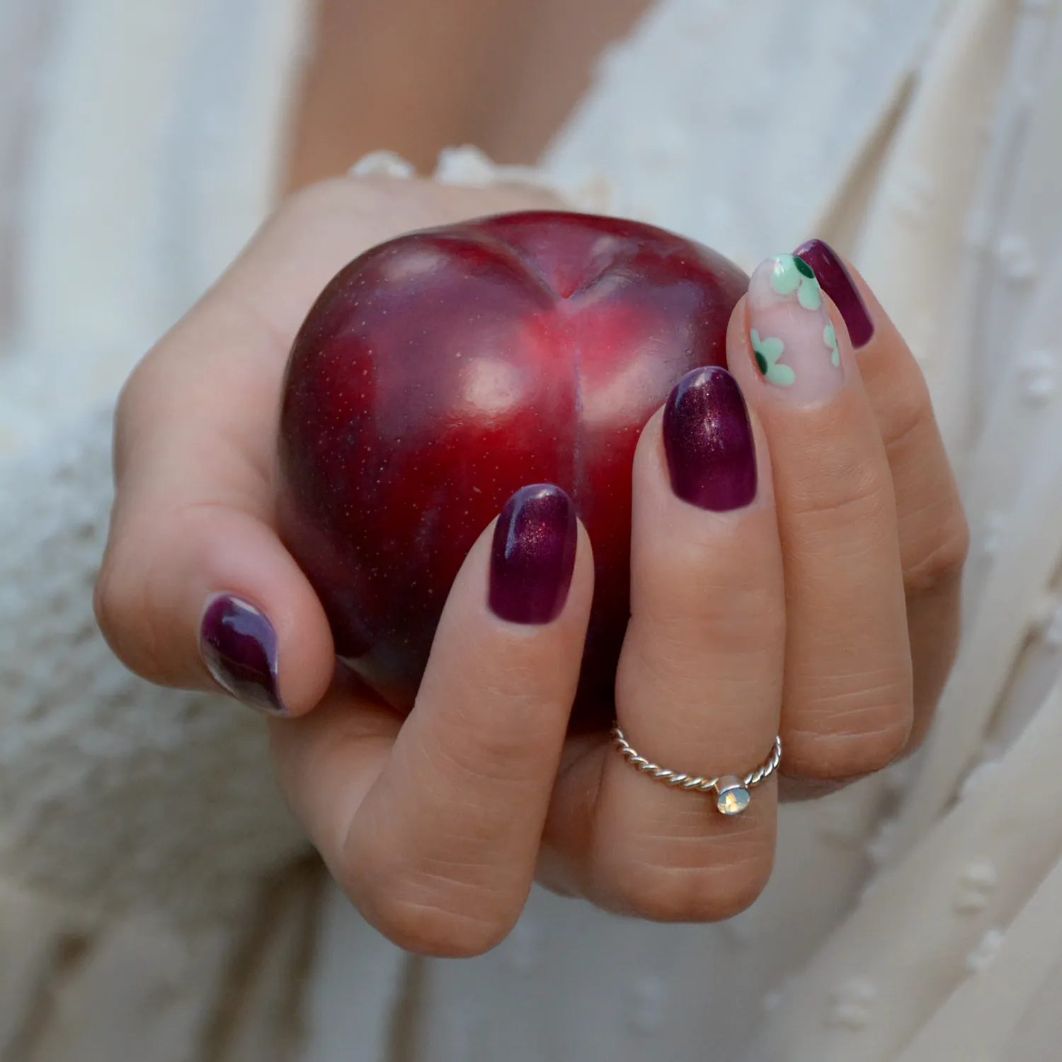 Le Mini Macaron Dark Plum gellakk 8,5 ml lilla shimmer