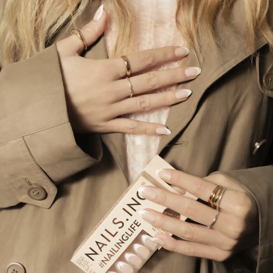 Nails Inc It's Giving Gracie løsnegler almond french tip