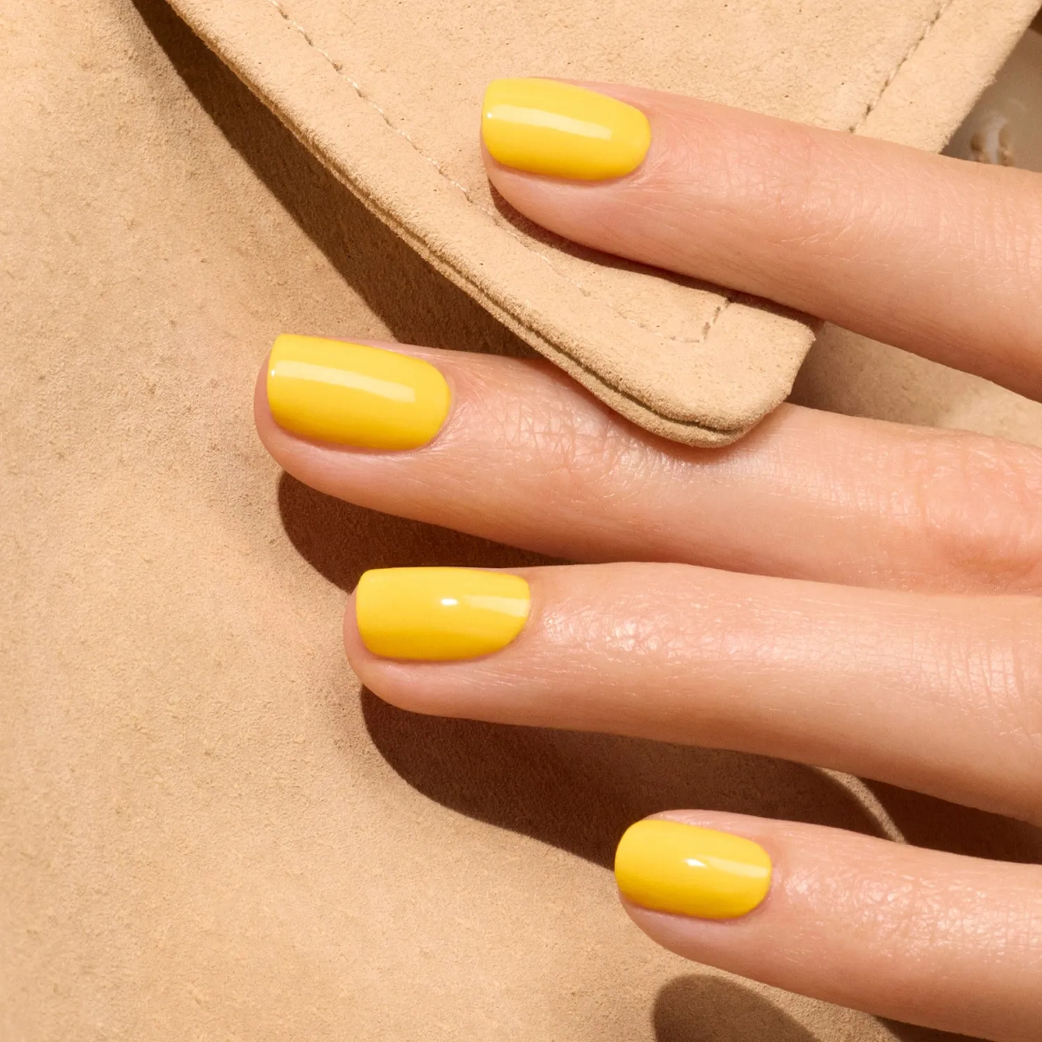 Manucurist Gold Button Green Flash gellakk gul