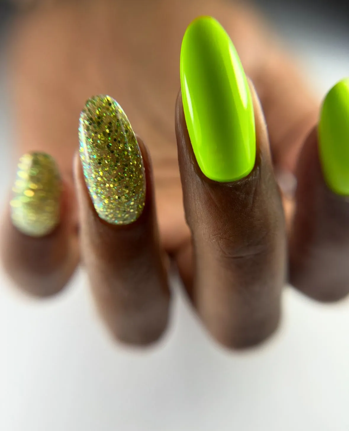 Light Elegance P+ Peace and Love glitter gel neglelakk 10 ml limegrønn
