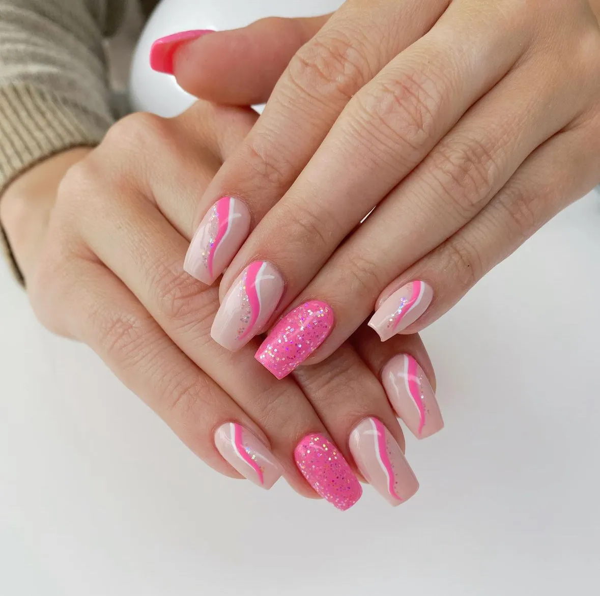 Light Elegance ButterCream Ms. Martian gellakk rosa krem